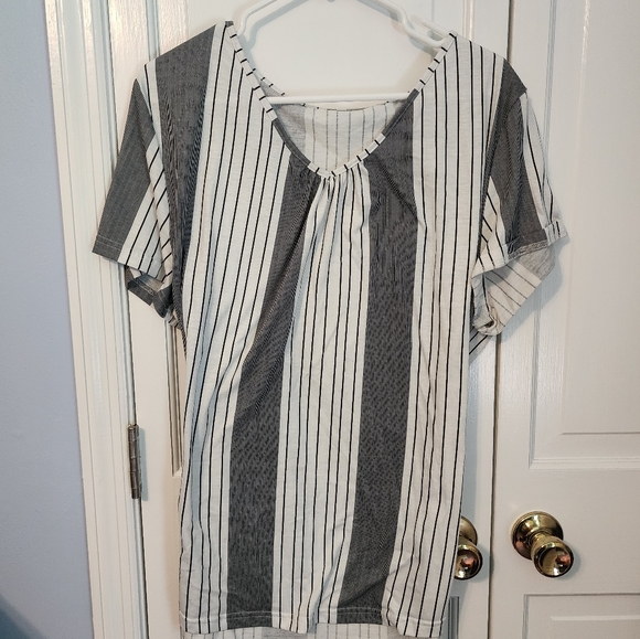 Tops - Striped Vneck Tee Black White. Comfy. Layer. Essential closer item! XXL